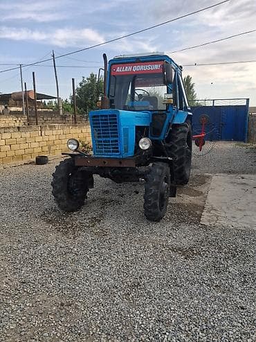 traktor şin: Mavi rəngli təkərli kənd təsərrüfatı traktoru, kabinalı. Ön və arxa — 3