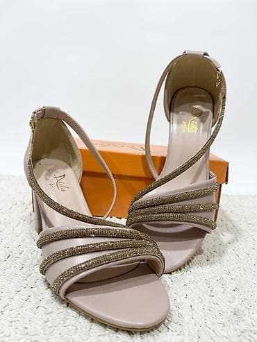 Qadın üçün dəbli sandal - Model: Açıq burunlu, blok dabanlı sandal -