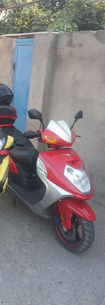 Qırmızı-sümükü (gümüş) rəng çalarlarında şəhər üçün rahat skuter