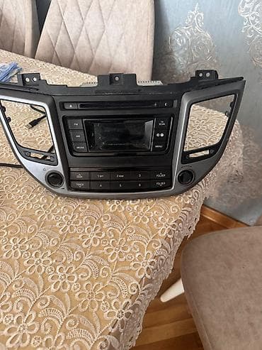 tv box mini: Hyundai ix35/Tucson üçün orijinal mərkəzi konsol multimedia/radio blok — 2