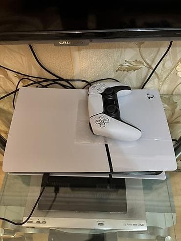 PlayStation 5 slim 4-5 aydir almisam. Ela veziyyetdedir. Teze