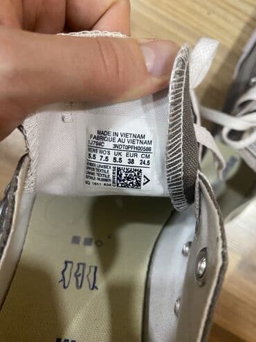 qadınlar üçün hündür ketlər converse: Converse, original sneaker. Sadəcə birinin içərisində daban hissəsində — 2