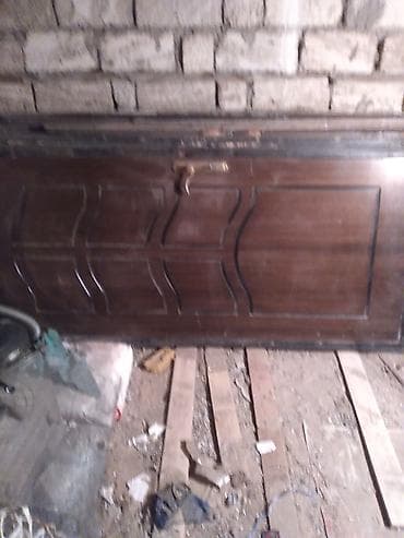 Taxta giriş qapısı - Material: kütləvi taxta (qəhvəyi ton), üzərində