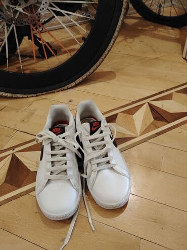 Səndəl və şəp-şüplər: Nike Court Royale kişi/kadın krossovkaları - Rəng: ağ üst hissə, qara — 3