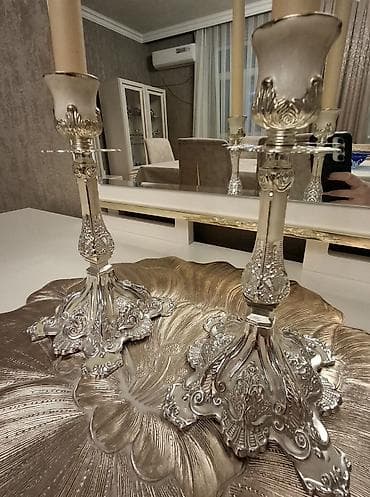 Gümüşü və bej rəng çalarlı metal şamdan,cütü 50 AZN,alt hissəsi isə