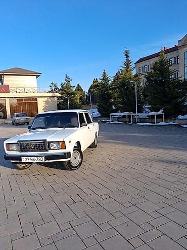 vaz 2106 maşınları: VAZ 2107, ağ rəng, sedan kuzov. - Mühərrik: benzin, arxa ötürücülü — 6