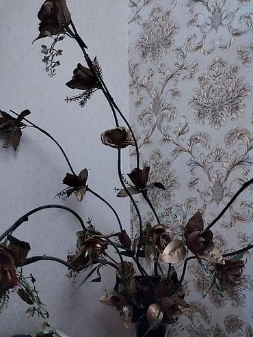 Dekorativ süni güllər buketi – metalik-qızılı və tünd qəhvəyi tonlarda