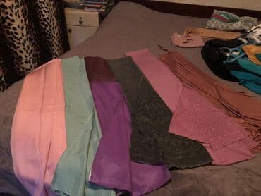 qadınlar üçün yun snudlar: Şərflər və şallar dəsti - Müxtəlif rəng və fakturalarda qadın — 2