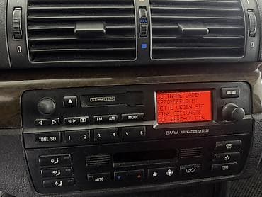 Bmw e46 maqintafonu ekranli cd changer cixisi var ideal veziyyetde