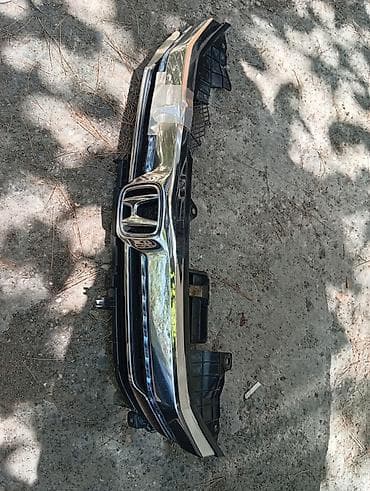 Honda avtomobili üçün ön radiator barmaqlığı (reshetka). Orijinal — 2