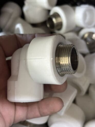 tikinti material: Ağ rəngli, metal dişli adapter. Bu adapter, boru sistemlərində — 2