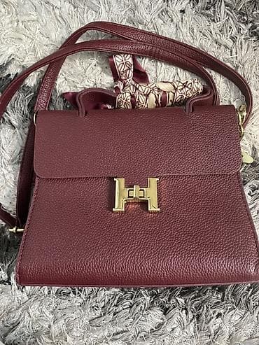 Çantalar: Qadın çantası – tünd bordo rəngdə, qranulyar teksturalı dəridən. Ön — 2