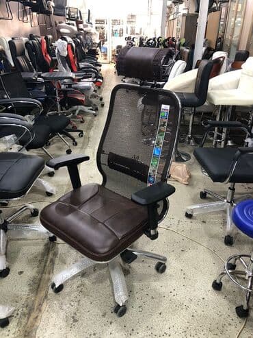 офисные кресла: Новый, С колесиками, Рукояти не регулируются, Кожа — 9