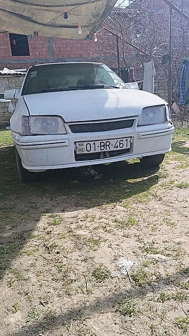 daewoo nexia 2009: Daewoo Nexia sedan, ağ rəng. - Kuzov: 4 qapılı, geniş salon və iri — 2