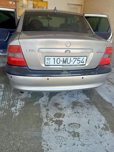 Opel Vectra: 2 l | 1996 il Sedan