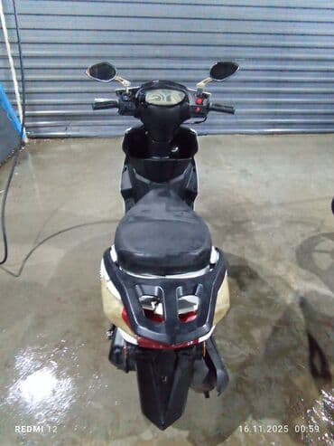 Ağ rəngli şəhər skuteri - Kuzov: aqressiv dizaynlı ön panel, ikili — 9