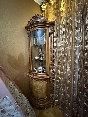 Künc vitrin şkafı – klassik barokko üslubunda dekorativ oyma detallar