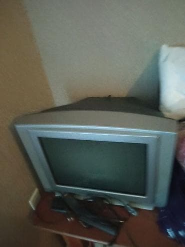 tv internet aparati: Köhnə tip televizor (CRT), gümüşü korpuslu. - Təxminən 21–25 düym — 1