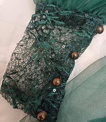 koja etek: Tünd yaşıl rəngdə zərif qısa ziyafət paltarı. Çox qısa deyil. - — 5