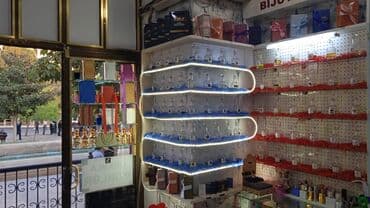 Nizami metrosuna yaxin yerləşənm olan,ətir maqazası obyekt təmirli