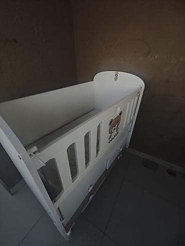 Oğlan və qız üçün, Dördbucaq, Beşik, Dəstsiz, Matras ilə, Yellənmə mexanizmsiz