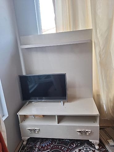 Düz TV altlığı, Polkalı, Laminat