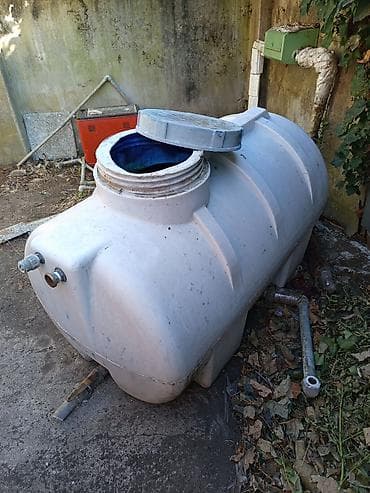 Su çəni – üfüqi tip, plastik (polietilen). altinda balaca çatlaq var