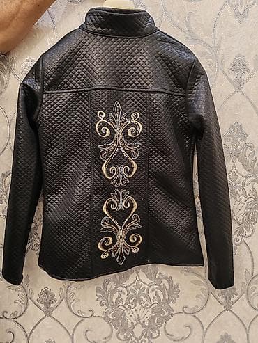 Qadın ayaqqabıları: Zərif işləməli quilted üst geyimləri – qızılı detallar ilə. Her biri — 4