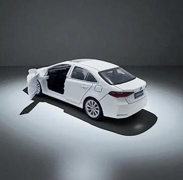 corolla cross: Toyota carolla maketidir, ağ rəngdedir.masinMaşın şitinə yapışdırmaq — 3