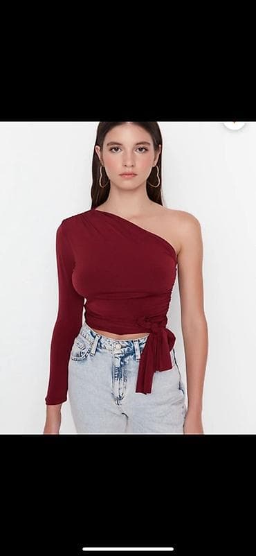 erotik geyim: Bordo rəngdə, bir çiyinli qadın topu. Asimmetrik dizaynlıdır: sağ — 1