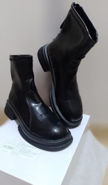 Qara dəri qadın botları ölçü :40 - Klassik qara rəng, hamar dəri səth