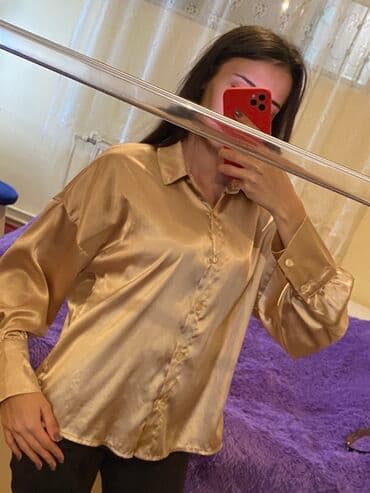 köynekler: Zərif parıltılı, şampan-qızılı rəngdə satena bənzər qadın köynəyi. - — 1