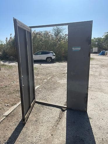 Metal qapı çərçivəsi, iki qat metal panellərlə möhkəmləndirilmişdir