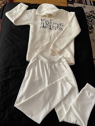 kapsonlu koynekler: Çox gözel dest 50 m ayrı almaq istesez 20 m şalvar 30 kapşonlu qalın — 1