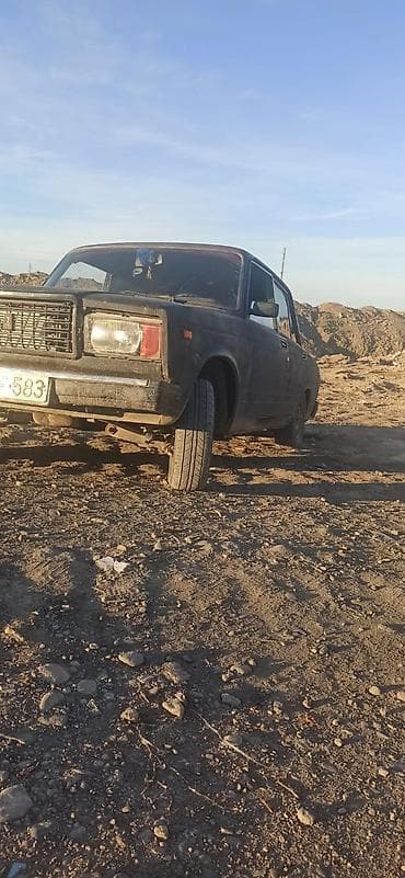 VAZ (LADA): VAZ 2107 sedan - Kuzov: 4 qapılı, klassik “Jiquli” dizaynı. Qara mat — 3