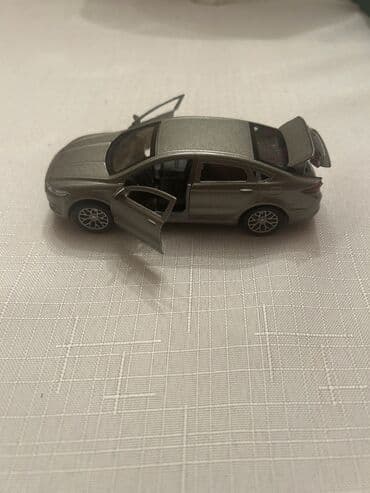 Metal korpuslu, realistik detallara malik sedan tipli miniatür — 6