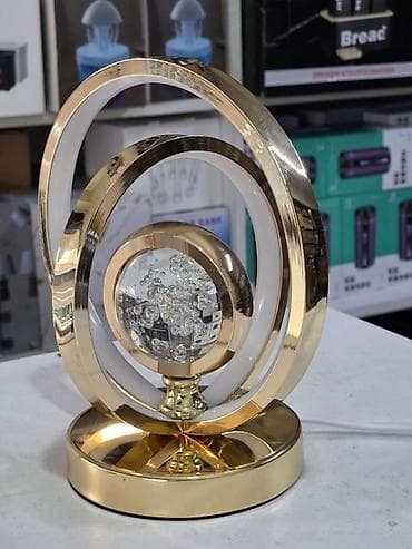 Qızılı rəngdə LED masa lampası – dekorativ kristal kürəli - Dizayn