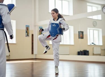 idman kişi şortları: Taekvondo məşqləri və yarışları üçün nəzərdə tutulmuş ağ rəngli forma — 1