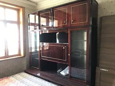 taxt ucun pakrivallar: Klassik üslubda iri ölçülü divar dolabı-vitrin. - Material: laklanmış — 1