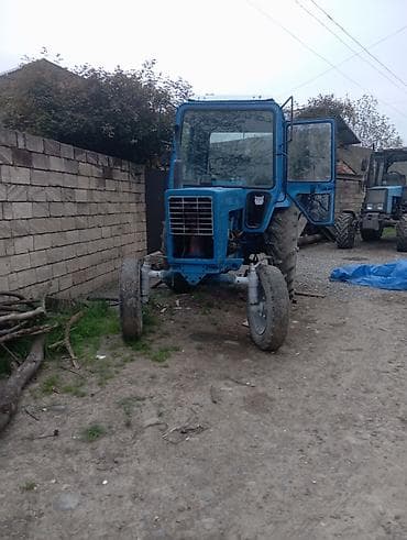Mavi rəngli təkərli kənd təsərrüfatı traktoru - Tam qapalı kabina