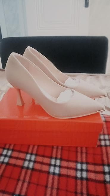 Açıq bej rəngdə qadın tuflisi - Model: Klassik, nazik uclu (pointed