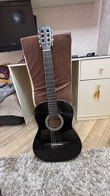 Akustica klassik gitara – qara rəng, parlaq lak örtük. Xüsusiyyətlər