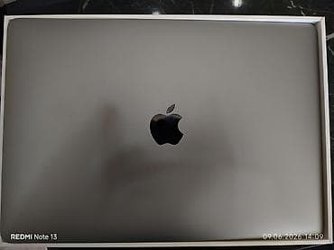 macbook m4: Apple noutbuk – Space Gray rəngdə, metal korpus. Qapaqda Apple loqosu — 1