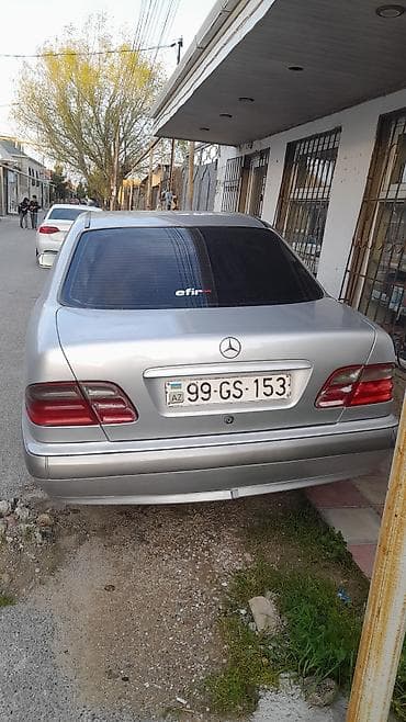 mersedes qapı: Mercedes-Benz E-Class (W210), gümüşü rəng. - Kuzov: sedan, 4 qapı - — 4
