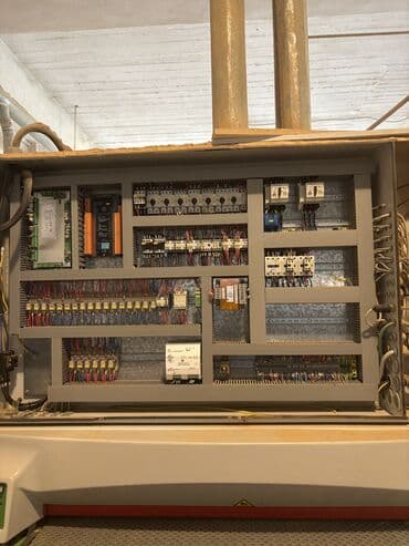 taxda pillekan: Çox az işlənmiş Kalibrovka və şilfovka dəzgahı: (1350mm) Biesse- — 3