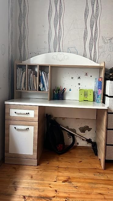 divan satisi: Yazı masası heç bir problemi yoxdur ev remont olur deyə satılir 40 azn — 1
