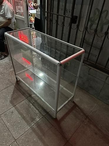 Stend vitrinləri: Şüşə vitrin – vitrin stendi - Material: 4 tərəfi və üstü şəffaf şüşə — 4