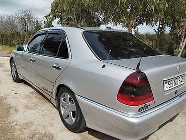 vaz 2107 qapi: Mercedes-Benz C-Sinfi (W202) sedan, gümüşü rəng. - Kuzov: 4 qapılı — 7