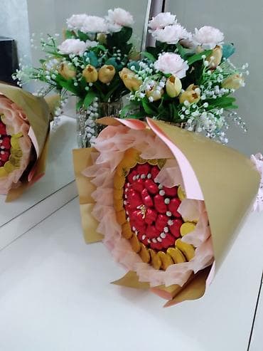 Şokolad buketi – zərif hədiyyə - Tərkib: Qızılı folqa ilə bükülmüş lalafo.az -da Şokolad buketi – zərif hədiyyə - Tərkib: Qızılı folqa ilə bükülmüş