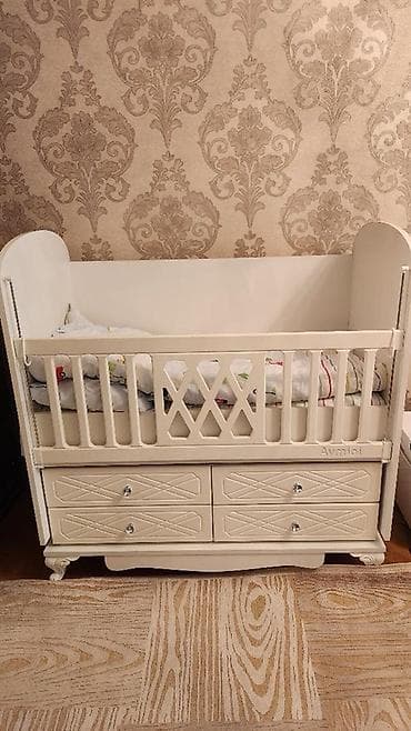 Oğlan və qız üçün, Dördbucaq, Beşik, Dəst ilə, Matras ilə, Yellənmə mexanizmsiz
